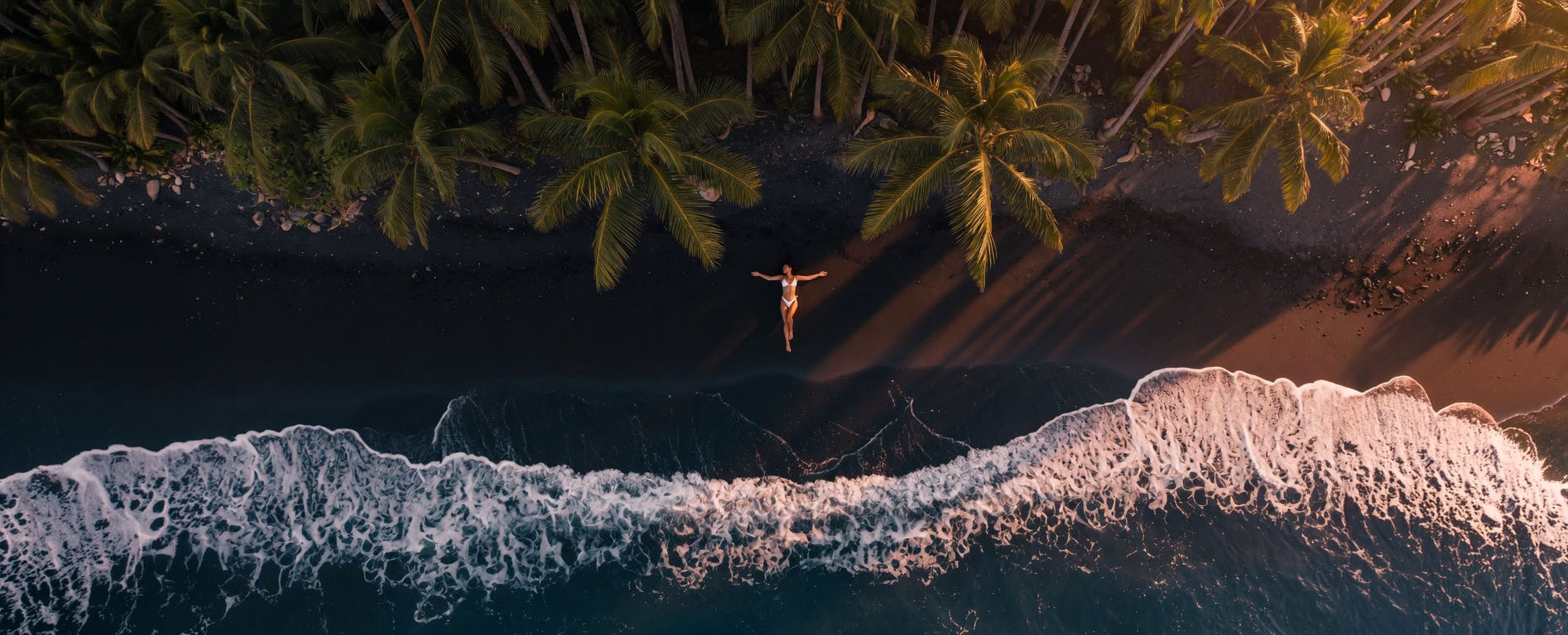 Чёрный песчаный пляж с высоты